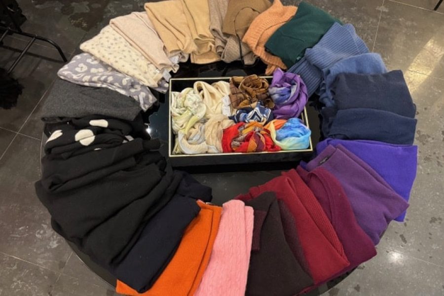 bord med fargerike plagg hos fremdeles vintage