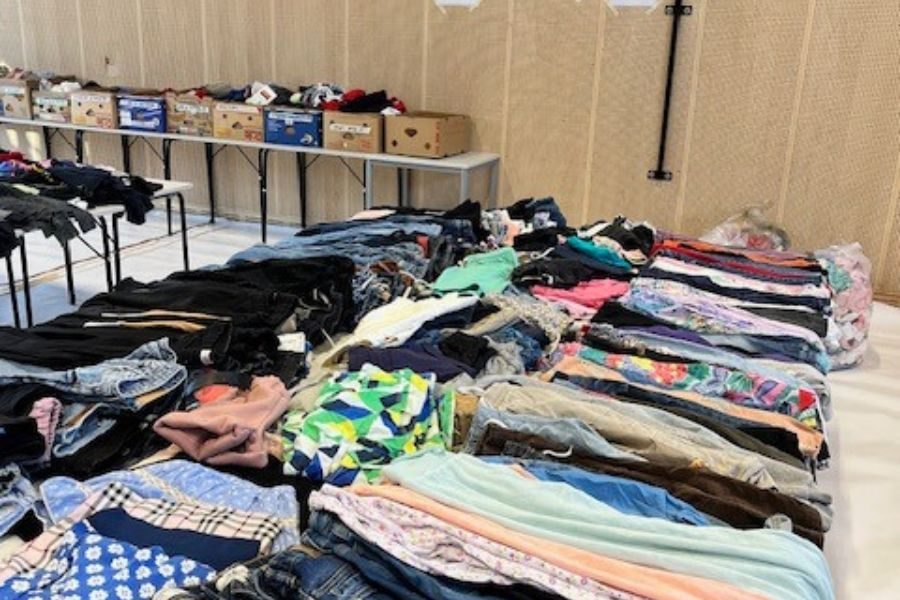 Langbord med bukser hos Bøler og Nøklevann sitt loppemarked på Ulsrud videregående skole