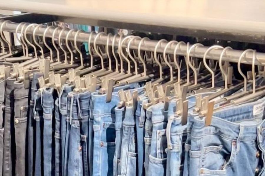 Stativ med bukser hos Usato Second Hand på Røa