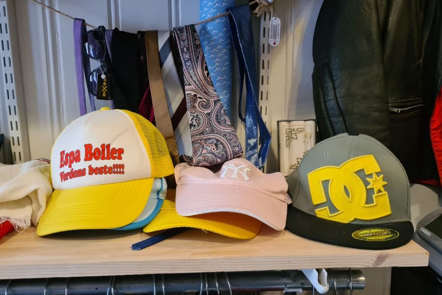 Capser og slips hos Reprise i Gamlebyen