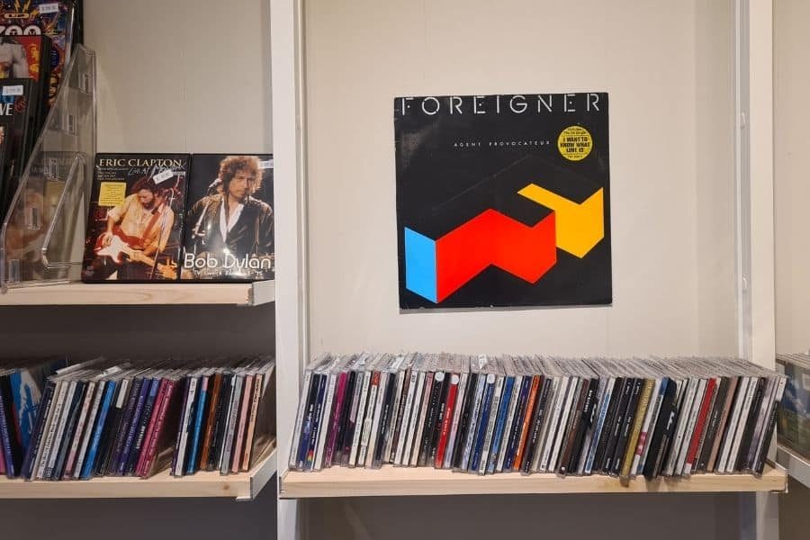 cd-hylle og foreigner plakat hos fiffis gaver