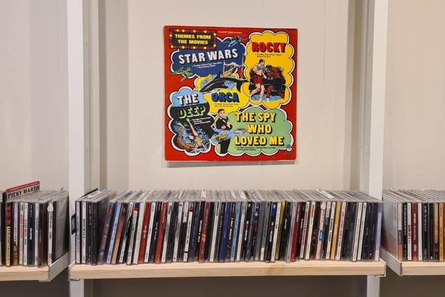 cd-hylle og star wars plakat hos fiffis gaver