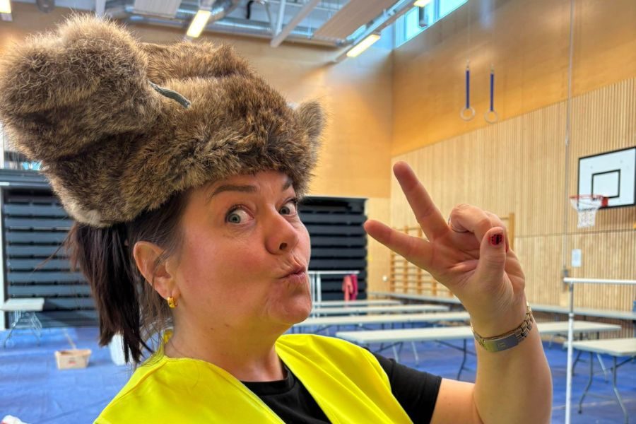 dame med pelslue loppemarked på tåsen