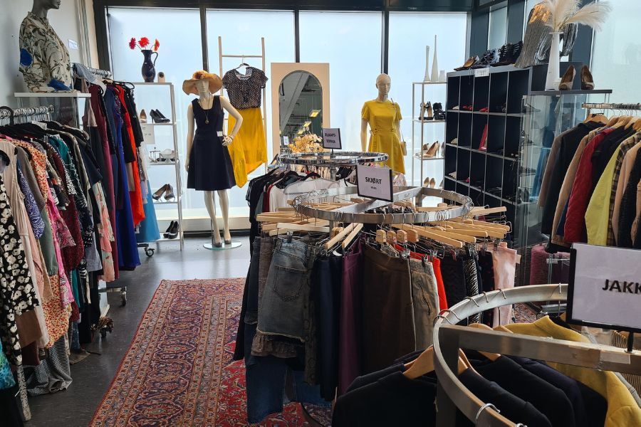 Dameavdeling med secondhand hos Fornebu Gjenbruk
