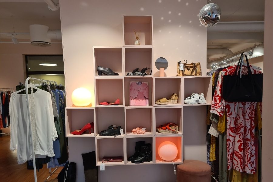 Dekorativ vegg med tilbehør til salgs hos Cirkulær i Universitetsgata.