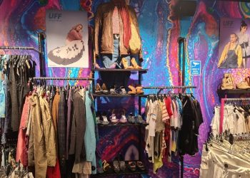 Fargerik vegg inne hos UFF Karl Johan