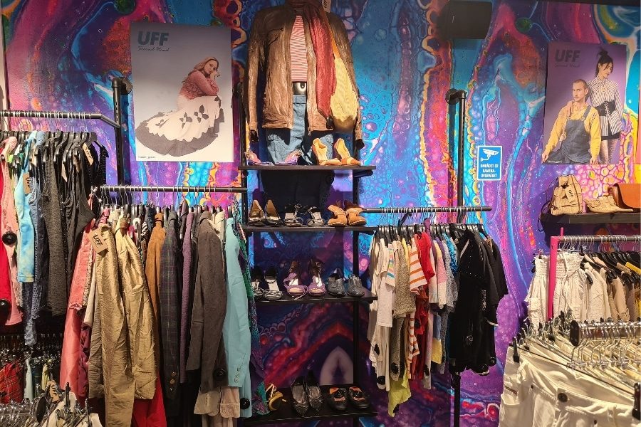 Fargerik vegg inne hos UFF Karl Johan