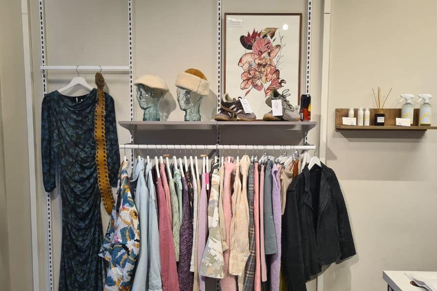 dekorativ vegg med klær og kunst hos fretex kuratert