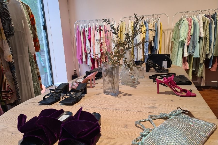 Bord med dekor og tilbehør hos Cirkulær i Universitetsgata.