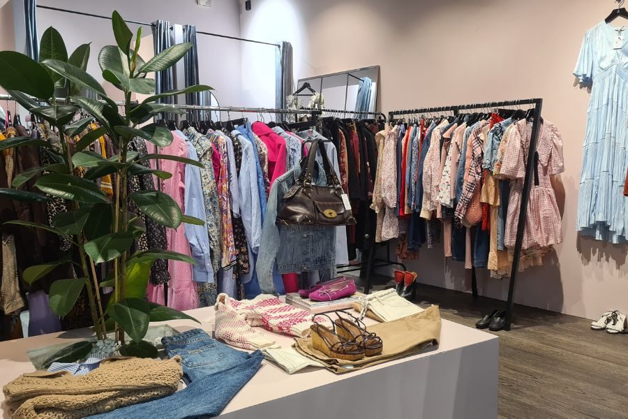 disk med tilbehør og stativ med klær