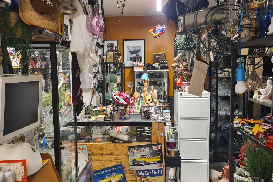 Disken hos Gunstig Gjenbruk på Ulven omgitt av mange secondhand ting og tang