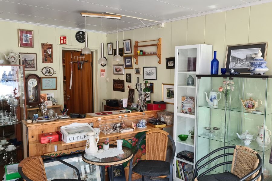 Disken med kaffebord hos Oasen bruktbutikk på Kampen