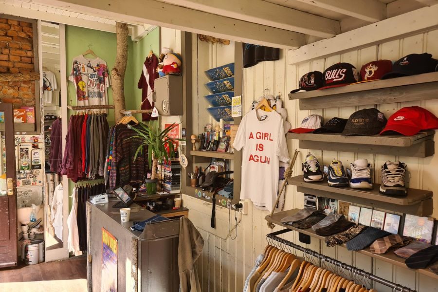 Disken hos Good Vibes Vintage på Grunerløkka med tilbehør og klær på vegger og stativ