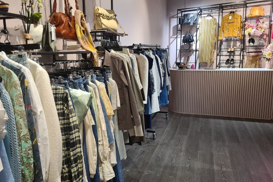 Disken hos Cirkulær Fornebu og pent organisert stativ langs vegg med moderne secondhand klær til kvinner