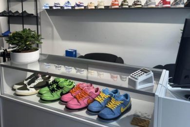 Disken på Value med sneakers i glassmonter