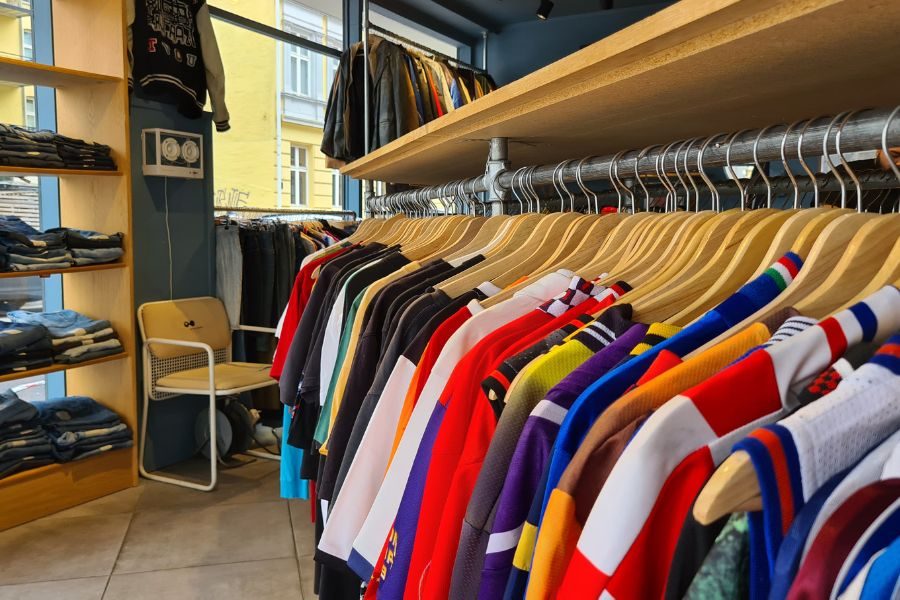 Stativ med drakter og vintage t-skjorter hos Ditto på Majorstua