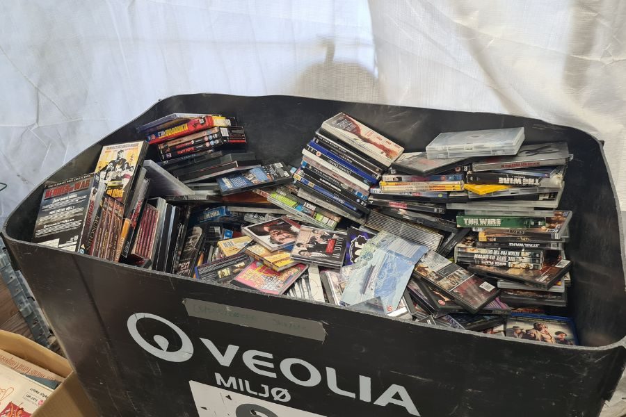 Stor balje med dvd'er og cd'er hos Haraldrud Ombrukstelt
