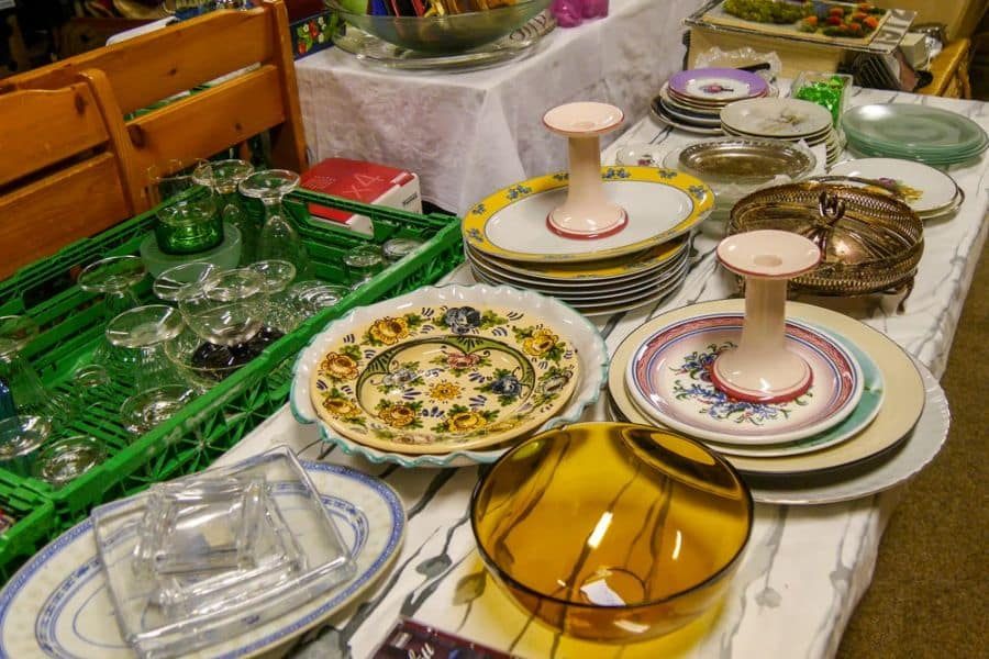 eldre serviser hos bruktmarkedet i haugerud kirke 1