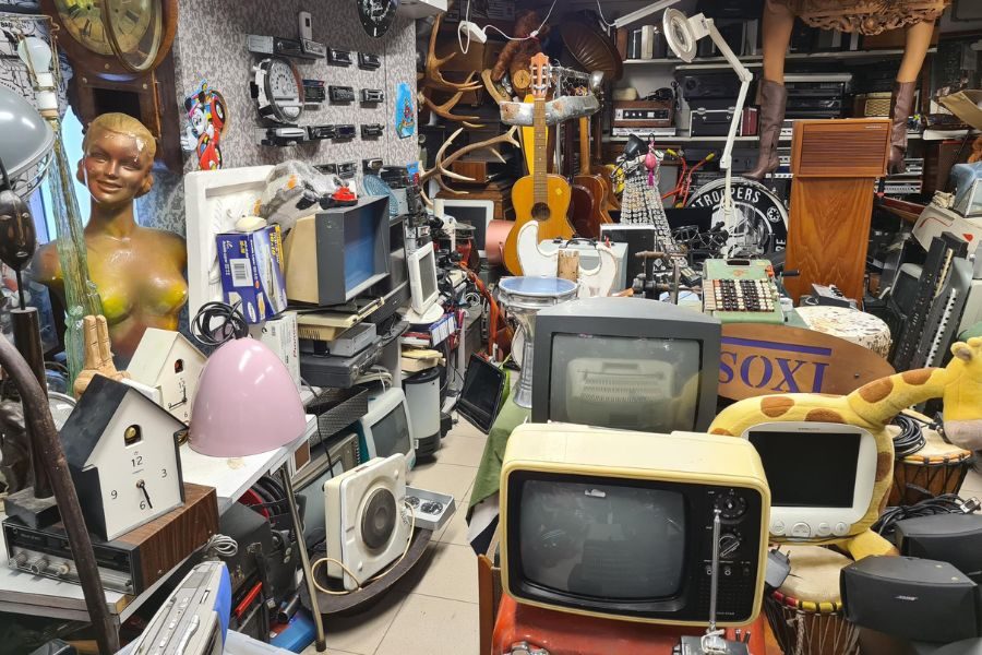Mye gammel elektronikk som TV'er, radioer m.m. selges hos Merkatå