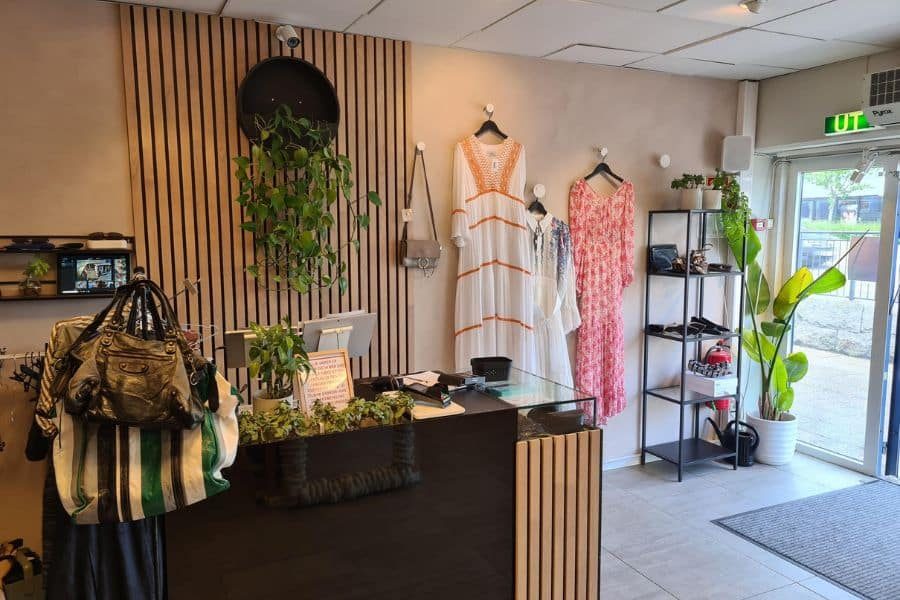 Lys og luftig entrè hos Twice Second hand på Nordstrand