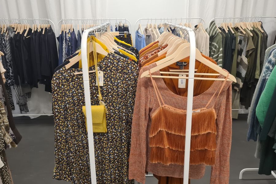 fargede secondhand klær hos friperie på løren