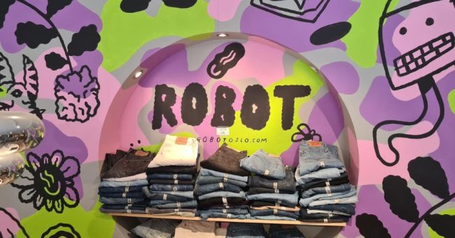 Fargerikt vegg på Robot Oslo med jeans i et sirkelformet søkk i veggen