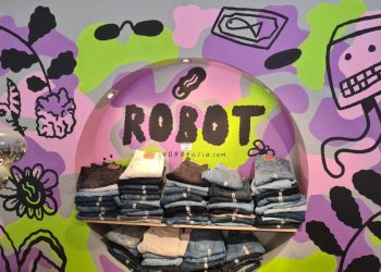 Fargerikt vegg på Robot Oslo med jeans i et sirkelformet søkk i veggen