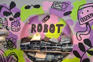 Fargerikt vegg på Robot Oslo med jeans i et sirkelformet søkk i veggen