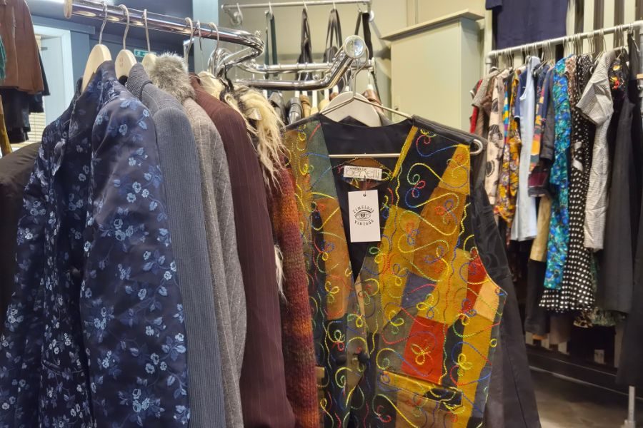 fargerik vintage vest hos timeless vintage