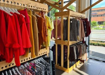 Fargerike klær på stativer hos Bærekraftig Gjenbruk Ulven