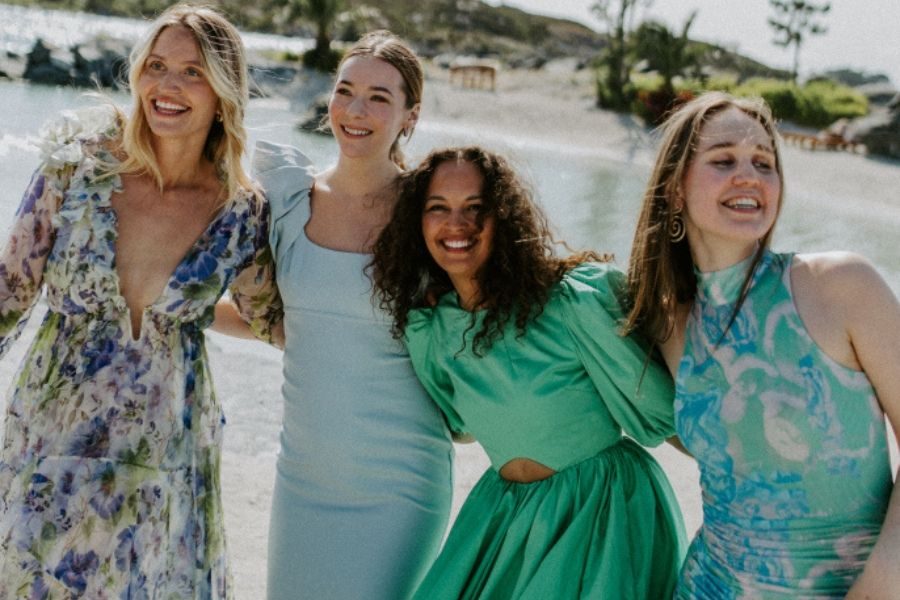 fire kvinner med antrekk fra reli oslo