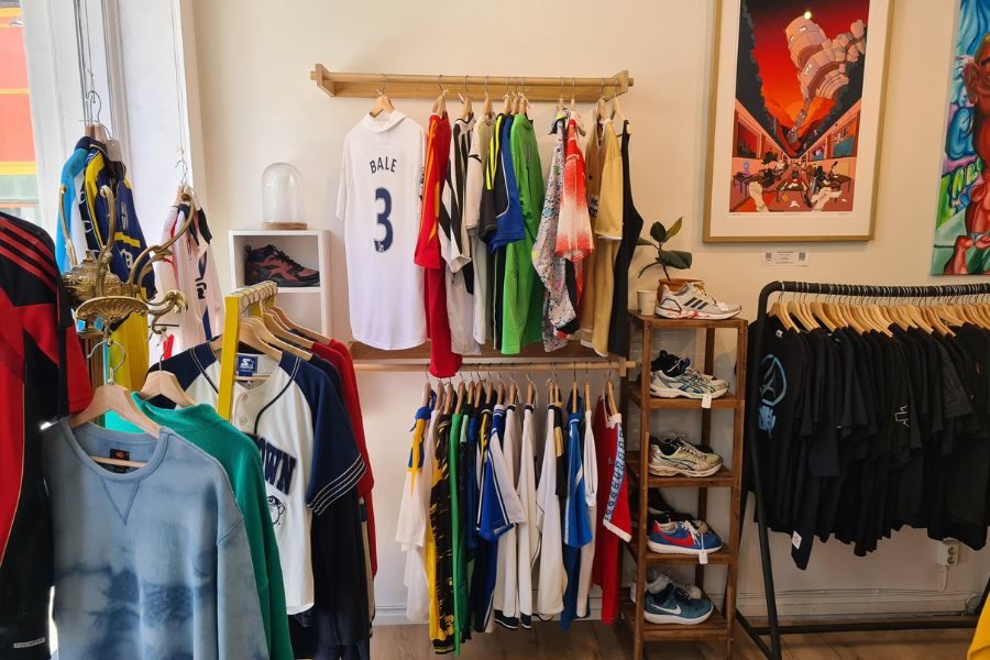 Fotballdrakter hengende på stativ hos Aces! Vintage på Grunerløkka
