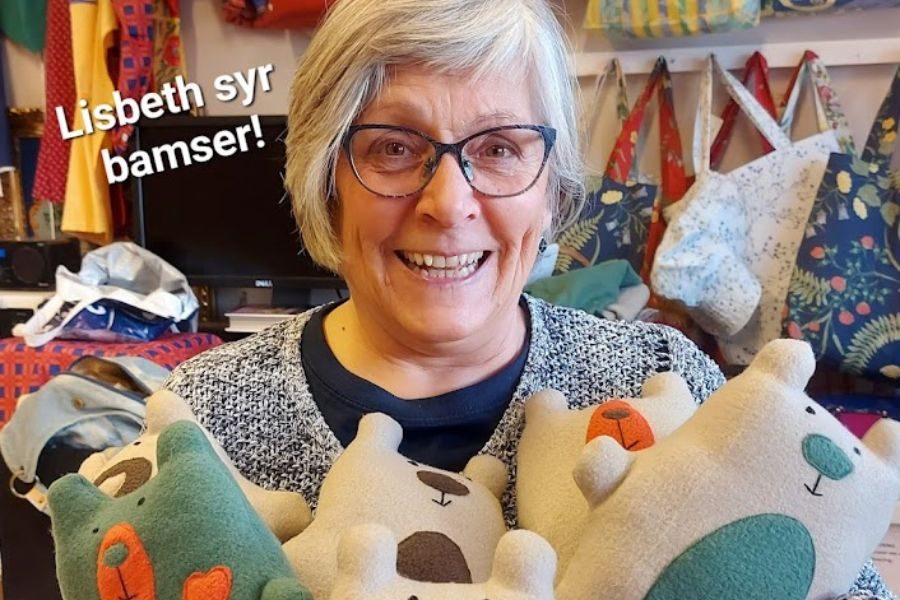 Kvinne syr bamser på Loppestuene