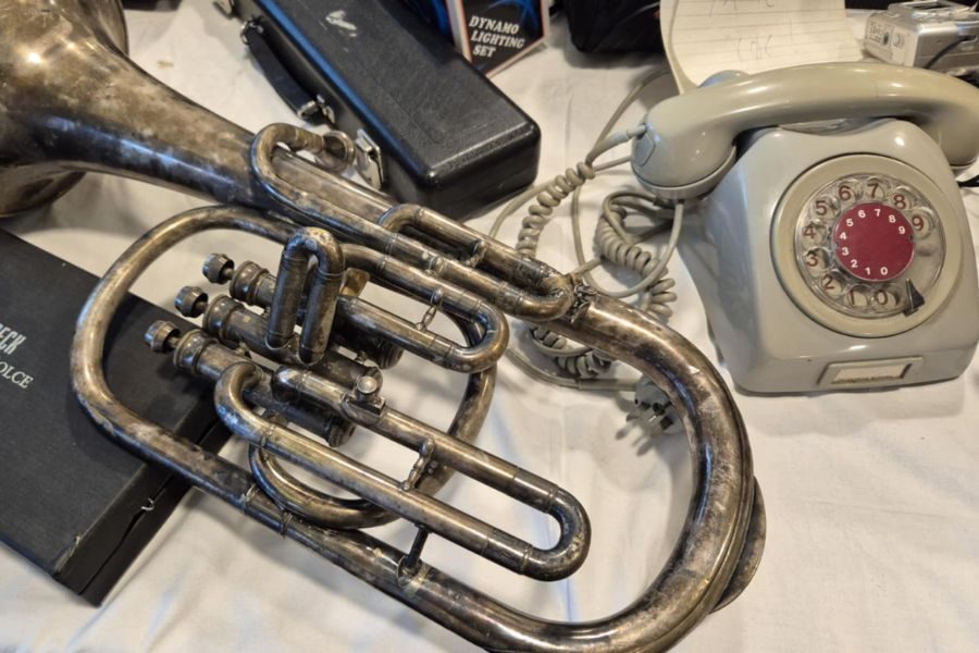 Vintage instrumenter på loppemarkedet til Hasle skole