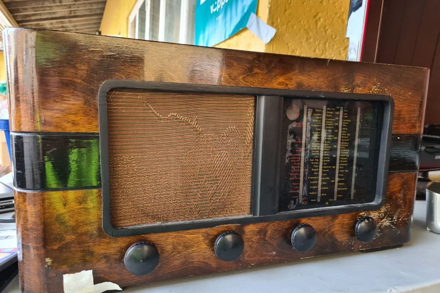 Vintage radiospiller til slags på loppemarkedet på Smestad skole