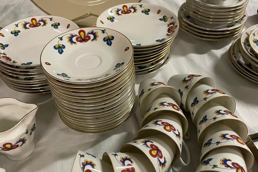 Eldre service pent lagt frem på loppemarkedet på Tåsen skole