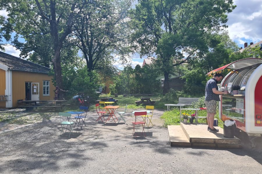 Bakgården utenfor Hidden Gem og Kafé-vognen