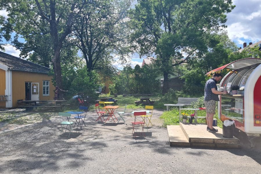 Bakgården utenfor Hidden Gem og Kafé-vognen