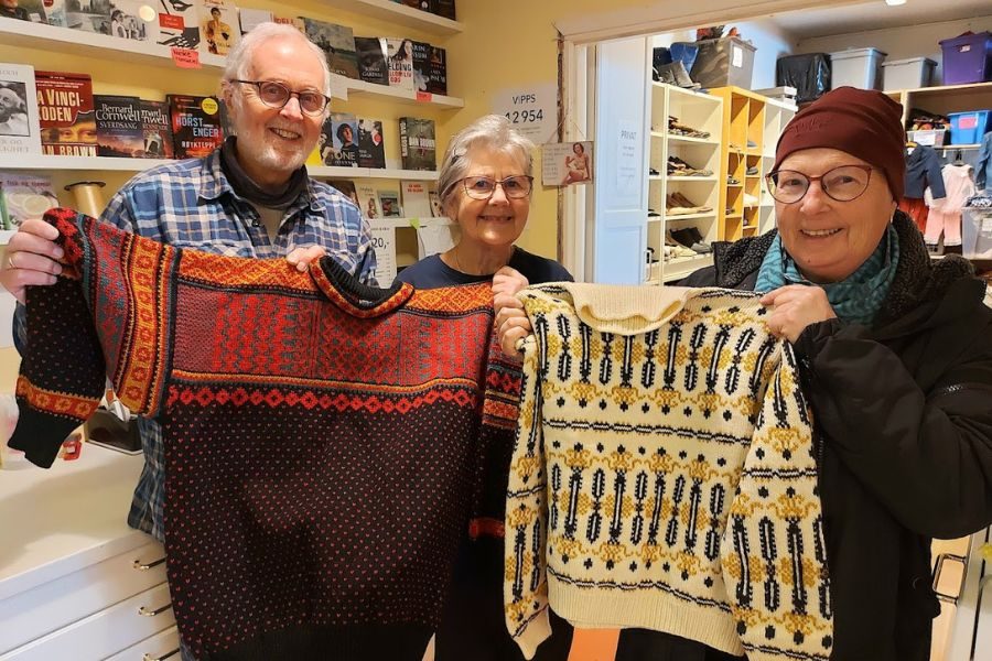 To ullgensere blir vist frem av tre frivillige på Loppestuene