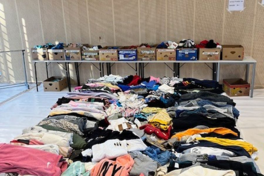 Langbord med gensere hos Bøler og Nøklevann sitt loppemarked på Ulsrud videregående skole