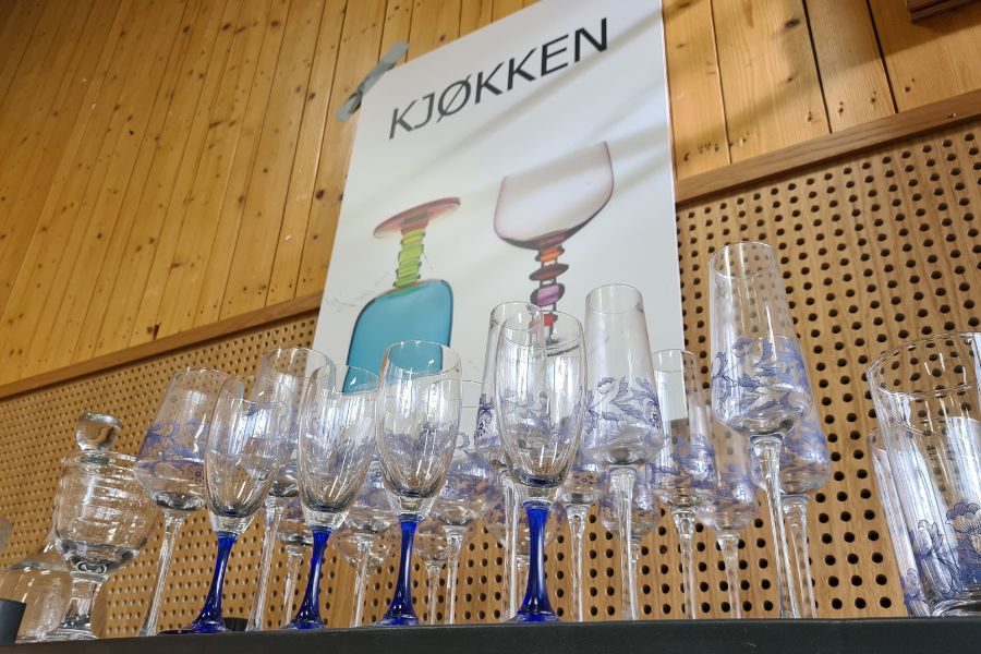 glass i kjøkkenavdeling på loppemarkedet på smestad skole