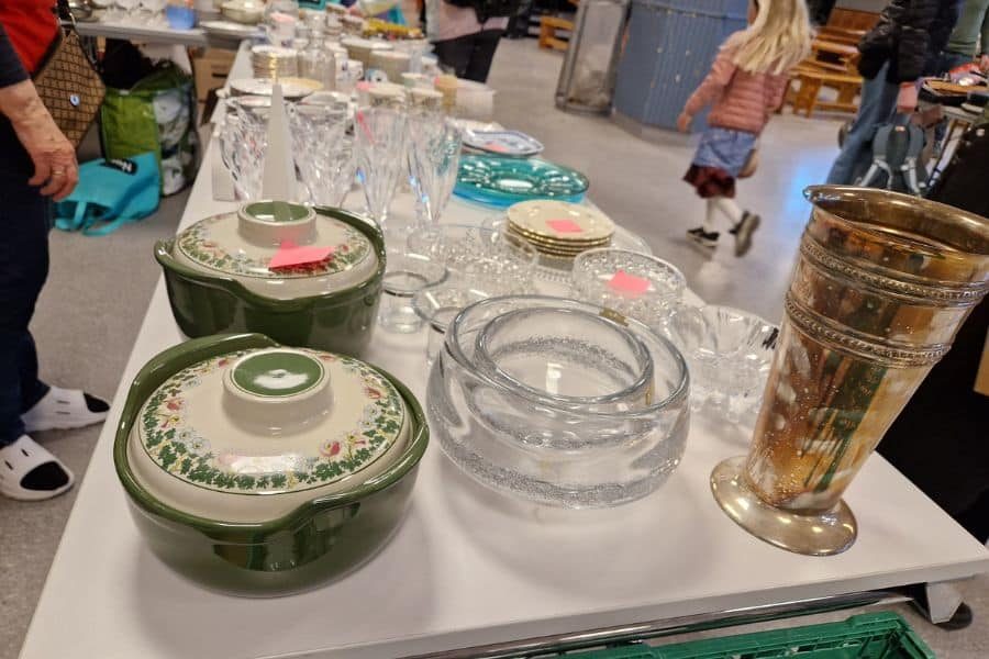 glass på loppemarkedet på årvoll skole
