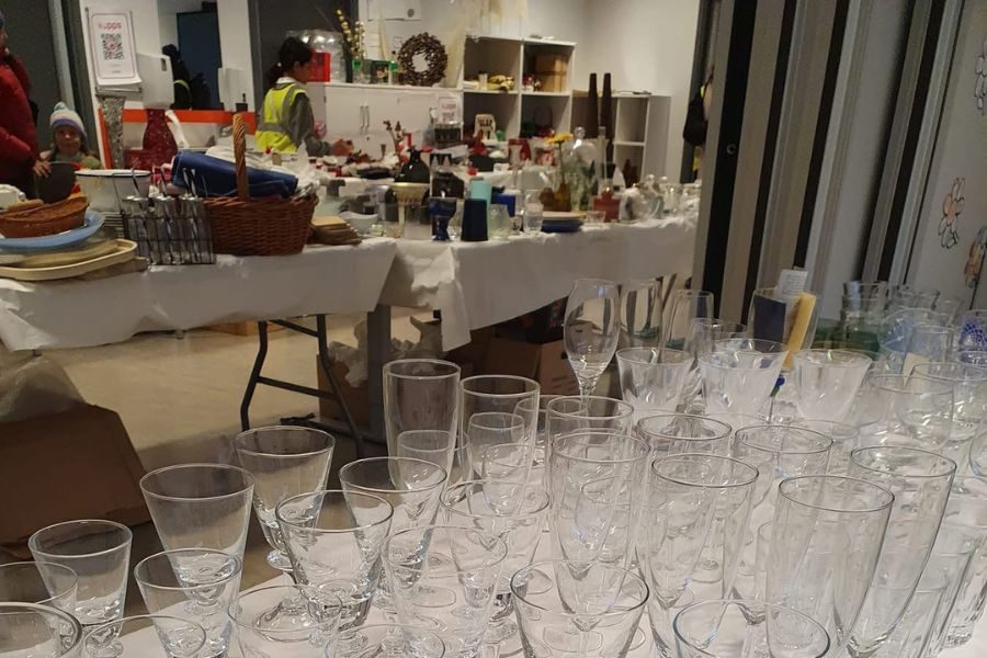 glass på loppemarkedet til grindbakken skole