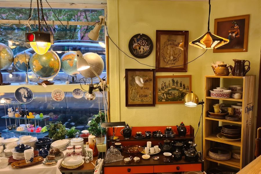 Vintage globuser, kunst og rariteter hos Tanta til Beate i Gamlebyen