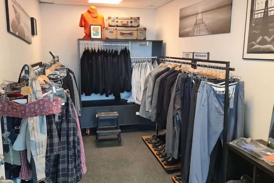 Herreavdeling med secondhand hos Fornebu Gjenbruk