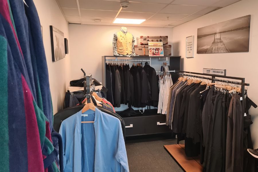 Herreavdeling hos Fornebu Gjenbruk med dresser og skjorter