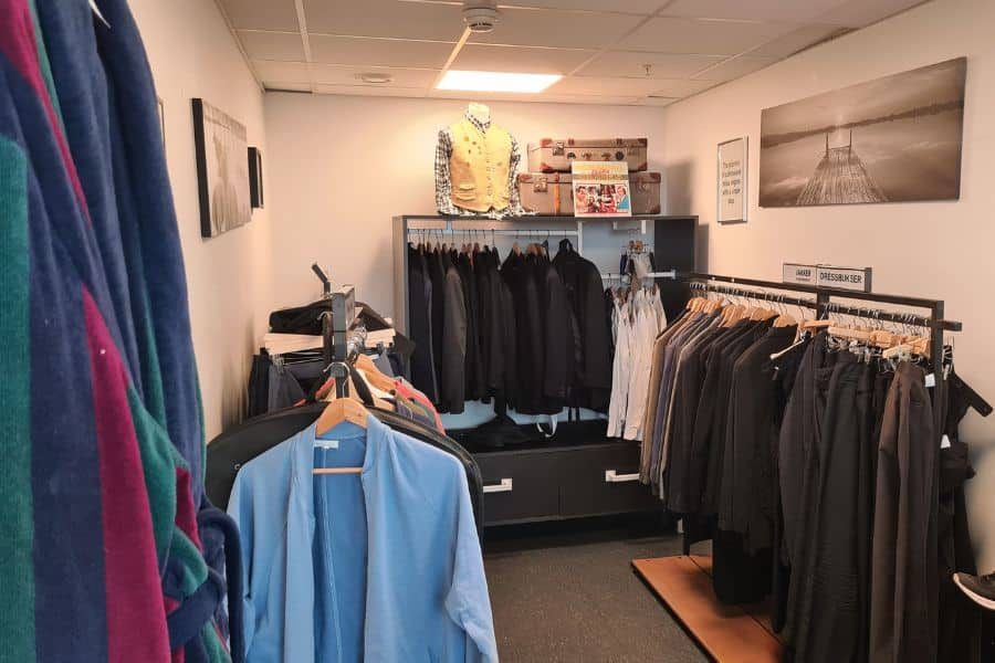 Herreavdeling hos Fornebu Gjenbruk med dresser og skjorter