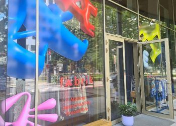 Fargerik hovedinngan hos Fæbrik på Bjørvika