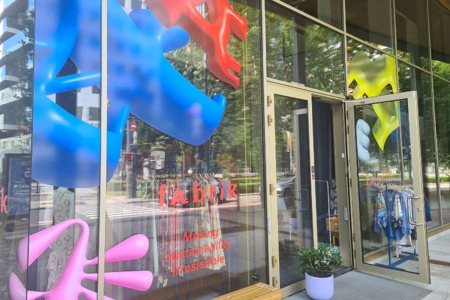 Fargerik hovedinngan hos Fæbrik på Bjørvika