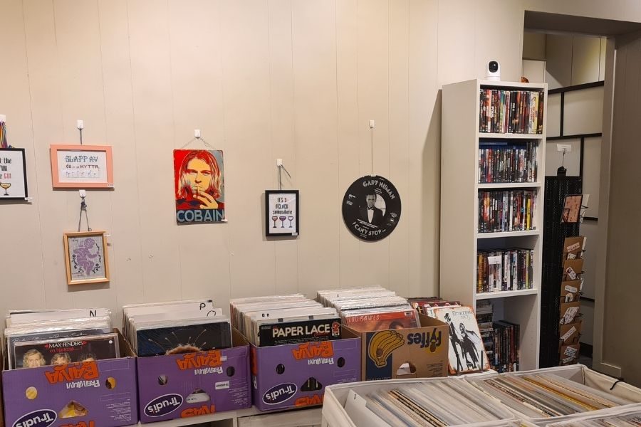 hovedrommet og det innerste lokalet hos fiffis gaver